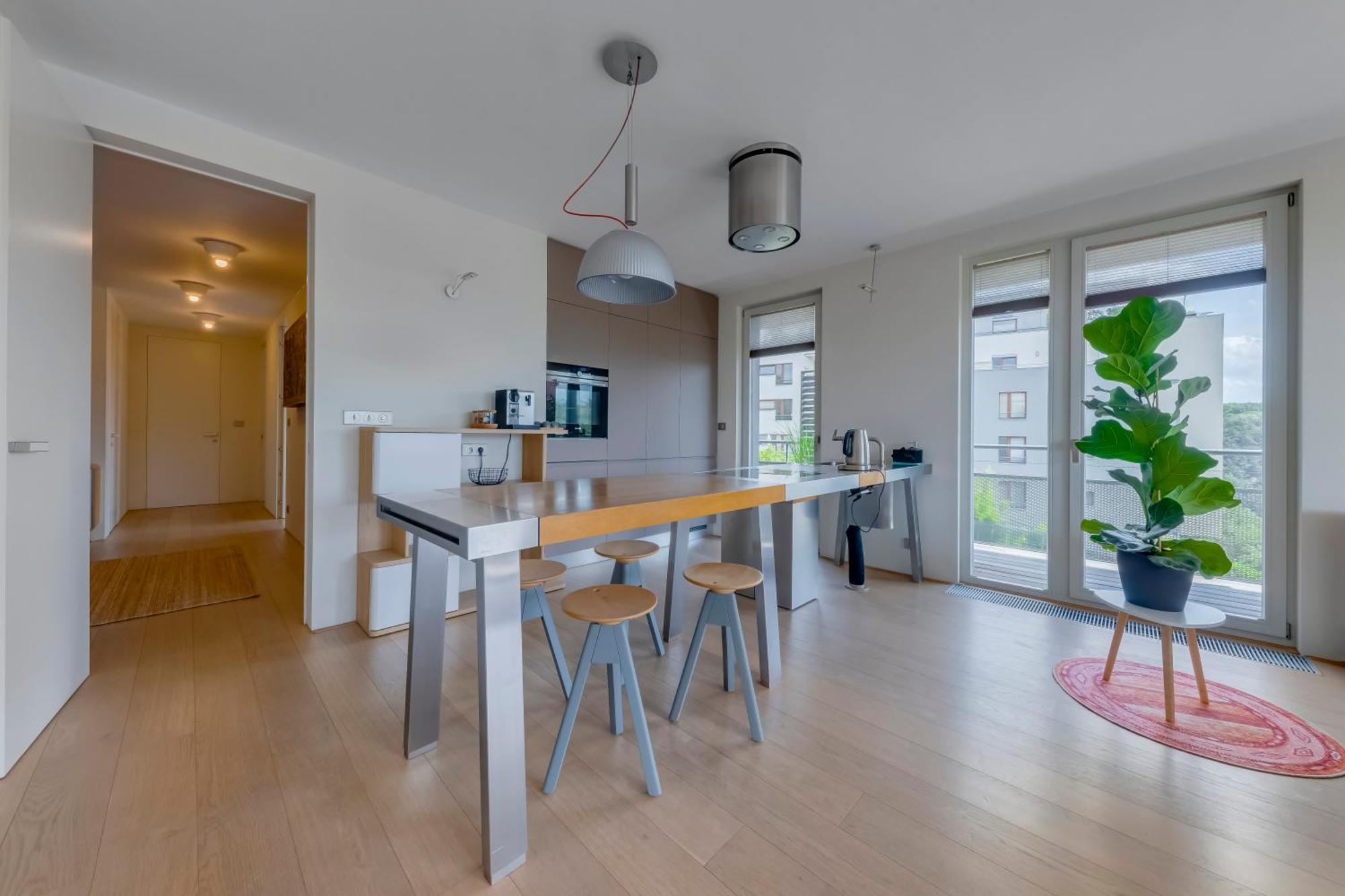 Apartmán Moderni S Terasou, 2 Loznice, Parkovani V Cene, Blizko Metra, 15 Min Do Centra Praha