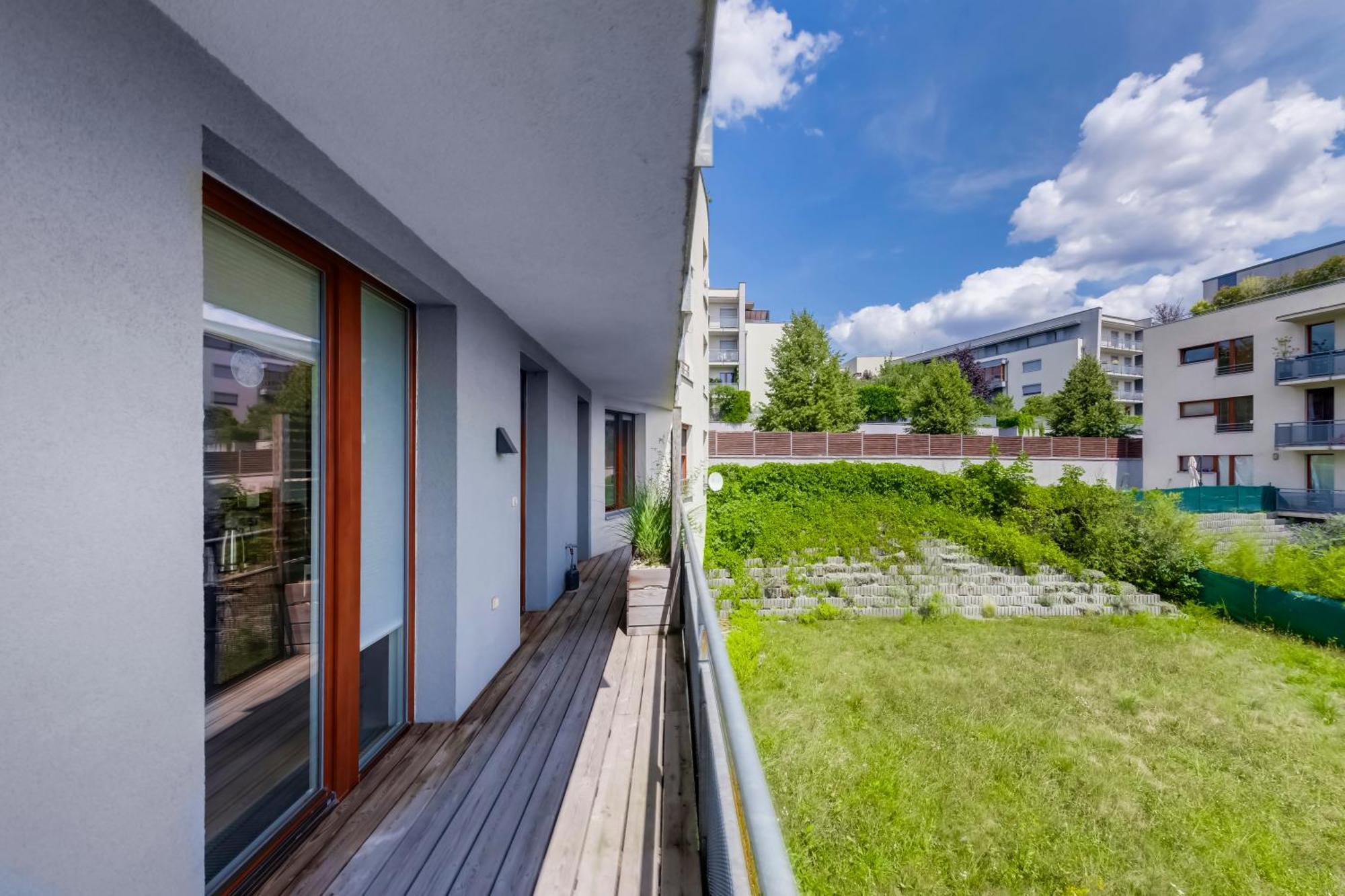 Apartmán Moderni S Terasou, 2 Loznice, Parkovani V Cene, Blizko Metra, 15 Min Do Centra Praha