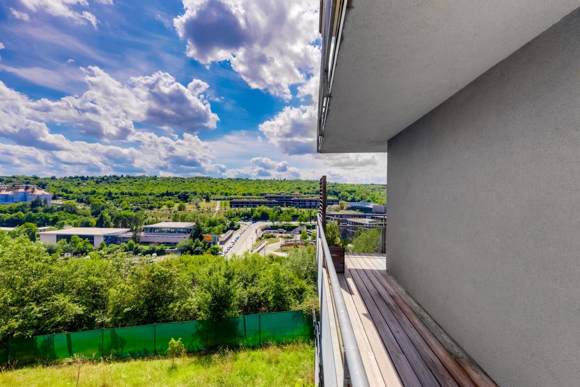 Apartmán Moderni S Terasou, 2 Loznice, Parkovani V Cene, Blizko Metra, 15 Min Do Centra Praha